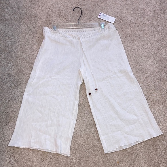 White Beachy Capris - Picture 1 of 6